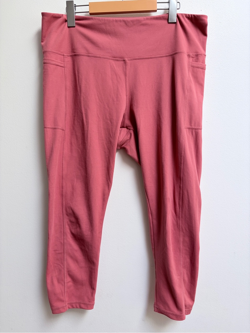 Danskin Sz XL Cropped Leggings in Salmon Pink
